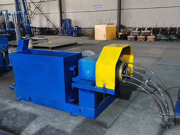 中型水箱拉丝机生产车间一角